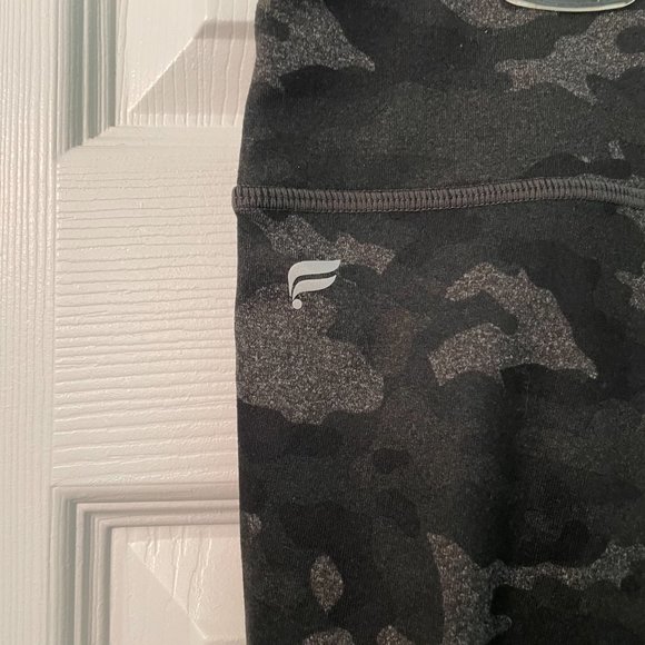 Fabletics Camo Leggings NWT - Picture 3 of 5